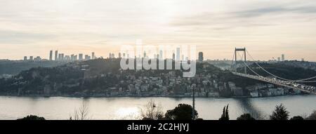 Blick auf den Istanbul Bosporus von Otagtepe. Fatih Sultan Mehmet Brücke in Istanbul, Türkei. Stockfoto