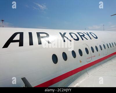 Wladiwostok, Russland - 29. April 2019: Flugzeug Ту-154Б/Б-2 Air Koryo Korean Airways auf dem Flughafen von Wladiwostok. Name der Fluggesellschaft auf dem Flugzeugrumpf Stockfoto