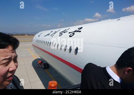 Wladiwostok, Russland - 29. April 2019: Flugzeug Ту-154Б/Б-2 Air Koryo Korean Airways auf dem Flughafen von Wladiwostok auf Passagiere an Bord Stockfoto