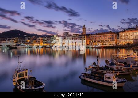 Imperia Oneglia bei Sonnenuntergang. Portual Stadt in Ligurien (Italien), Transport-, Yacht-und Fischerboote. Mittelmeer, Hafen.Tourismus. Italienische Riviera. Stockfoto