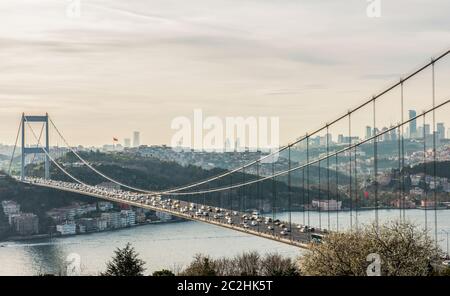 Blick auf den Istanbul Bosporus von Otagtepe. Fatih Sultan Mehmet Brücke in Istanbul, Türkei. Stockfoto