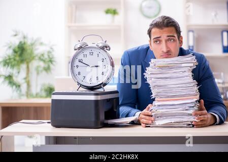 Junge Mitarbeiter von Kopien beim Kopieren von Maschine Stockfoto