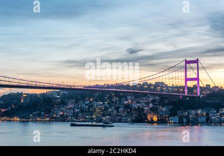 Fatih Sultan Mehmet Brücke bei Sonnenuntergang Istanbul, Türkei. Stockfoto