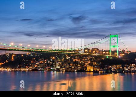 Fatih Sultan Mehmet Brücke bei Sonnenuntergang Istanbul, Türkei. Stockfoto