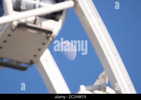 Ein wachender, wuchtiger Mond wird am 31. Mai 2020 in Danzig, Polen, durch ein Riesenrad gesehen. Stockfoto