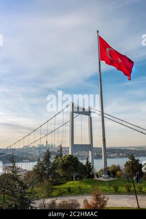 Blick auf den Istanbul Bosporus von Otagtepe. Fatih Sultan Mehmet Brücke mit türkischer Flagge. Istanbul, Türkei. Stockfoto