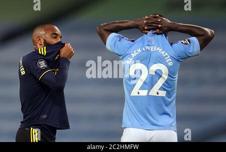 Pierre-Emerick Aubameyang (links) und Benjamin Mendy von Manchester City während des Premier League-Spiels im Etihad Stadium, Manchester. Stockfoto