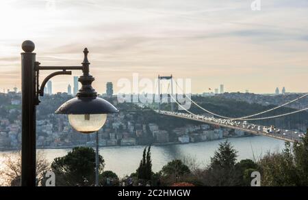 Blick auf den Istanbul Bosporus von Otagtepe. Fatih Sultan Mehmet Brücke in Istanbul, Türkei. Stockfoto