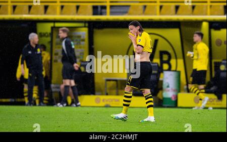 Dortmund, Deutschland. Juni 2020. Fußball: Bundesliga, Borussia Dortmund - FSV Mainz 05, 32. Spieltag im Signal Iduna Park. Dortmunds Nico Schulz verlässt nach dem Spiel das Spielfeld. Quelle: Guido Kirchner/dpa-Pool/dpa - WICHTIGER HINWEIS: Gemäß den Bestimmungen der DFL Deutsche Fußball Liga und des DFB Deutscher Fußball-Bund ist es untersagt, im Stadion und/oder aus dem Spiel aufgenommene Aufnahmen in Form von Sequenzbildern und/oder videoähnlichen Fotoserien zu nutzen oder auszunutzen./dpa/Alamy Live News Stockfoto