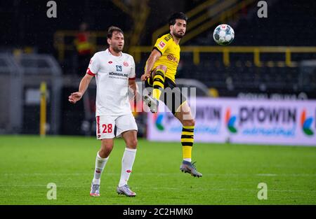 Dortmund, Deutschland. Juni 2020. Fußball: Bundesliga, Borussia Dortmund - FSV Mainz 05, 32. Spieltag im Signal Iduna Park. Adam Szalai (l.) aus Mainz und der Dortmunder Emre können um den Ball kämpfen. Quelle: Guido Kirchner/dpa-Pool/dpa - WICHTIGER HINWEIS: Gemäß den Bestimmungen der DFL Deutsche Fußball Liga und des DFB Deutscher Fußball-Bund ist es untersagt, im Stadion und/oder aus dem Spiel aufgenommene Aufnahmen in Form von Sequenzbildern und/oder videoähnlichen Fotoserien zu nutzen oder auszunutzen./dpa/Alamy Live News Stockfoto