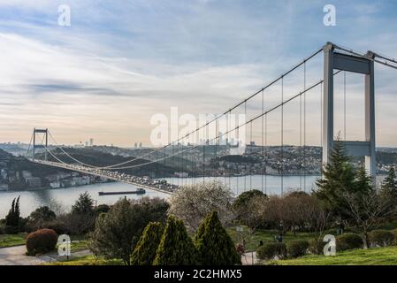 ISTANBUL, TÜRKEI - 4. MAI 2019: Blick auf den Istanbuler Bosporus von Otagtepe. Fatih Sultan Mehmet Brücke mit türkischer Flagge. Istanbul, Türkei. Stockfoto