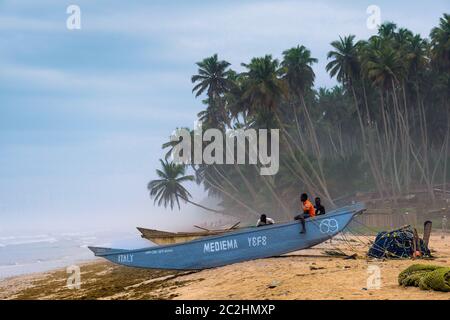 Fischerboote am KenGen Strand an der Westküste in Ghana, Afrika Stockfoto