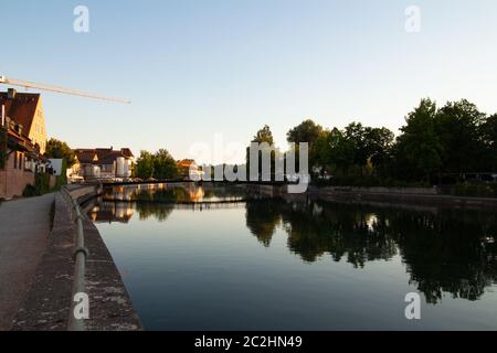 Die Isar in Landshut (bei München) kurz vor Sonnenuntergang Stockfoto