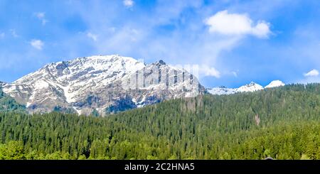 Beeindruckende Bilder von Kaschmir Valley (Paradies auf Erden). Wunderschöne Aussicht auf Gulmarg Dorf durch Schnee gefroren Gletscher Himalaya Bergen umgeben und Stockfoto