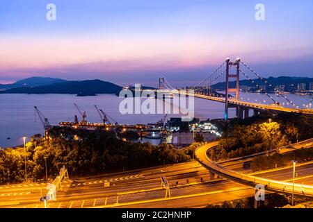 Sonnenuntergang und Beleuchtung von Tsing Ma Brücke Sehenswürdigkeiten Hängebrücke Tsing Yi Bereich der Hong Kong China. Stockfoto