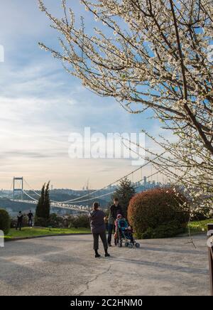 ISTANBUL, TÜRKEI - 4. MAI 2019: Blick auf den Istanbuler Bosporus von Otagtepe. Fatih Sultan Mehmet Brücke mit türkischer Flagge. Istanbul, Türkei. Stockfoto
