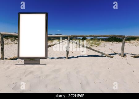 Blank Werbung Mockup in der Straße . Plakatwand auf dem Hintergrund des Strandes Stockfoto