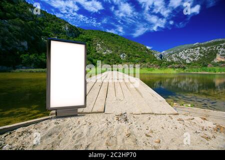 Leere Werbung Mockup in der Straße. Plakat-Plakatwand auf dem Hintergrund der Berge Stockfoto