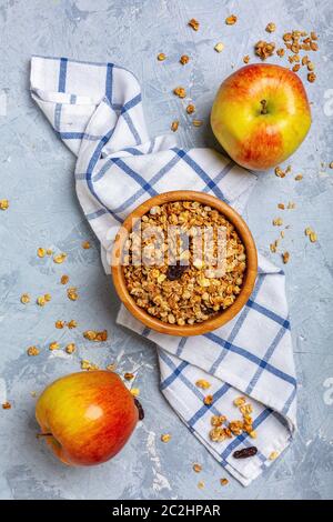 Müsli mit Apfel und Rosinen zum Frühstück. Stockfoto