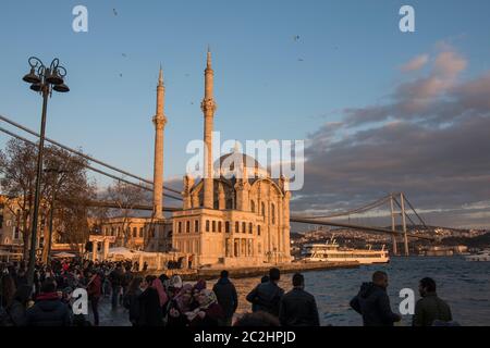 ISTANBUL, TÜRKEI - 14. FEBRUAR 2016: Ortakoy Moschee und Bosporus Brücke in Istanbul, Türkei. Stockfoto