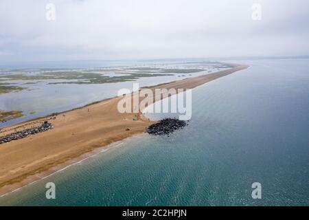 Luftdrohnenfoto des Bournemouth South Beach an einem sehr bewölkten nebligen Tag mit niedrigen Wolken am Meer Stockfoto