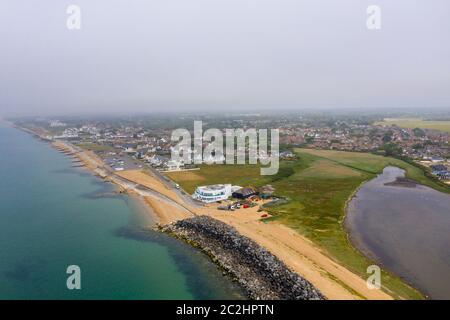 Luftdrohnenfoto des Bournemouth South Beach an einem sehr bewölkten nebligen Tag mit niedrigen Wolken am Meer Stockfoto