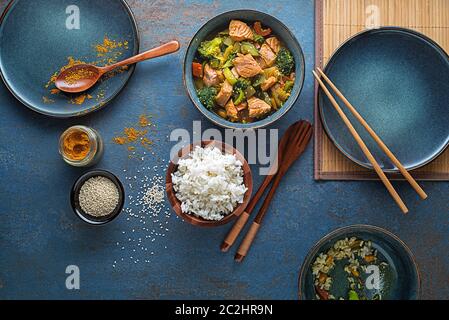 Essen chinesisches Essen mit Reis, Lachs und Gemüse Stockfoto