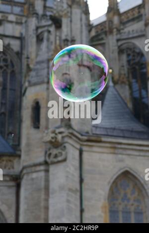 Soap Bubble in Kutna Hora, im Hintergrund die St. Barbara Kirche Stockfoto