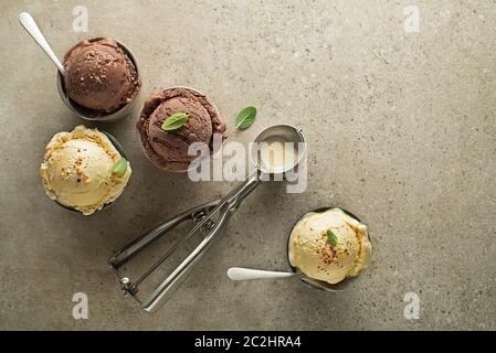 Satz von Eis Schaufeln mit Schokolade und Vanille Aromen Stockfoto