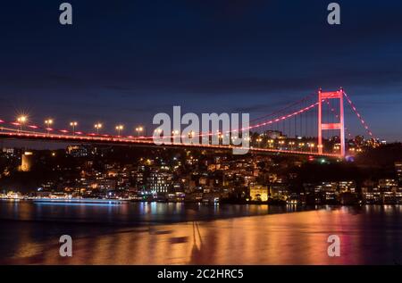 Fatih Sultan Mehmet Brücke bei Sonnenuntergang Istanbul, Türkei. Stockfoto