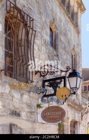 Ladenschild im mittelalterlichen Dorf Les Baux de-Provence, Frankreich Stockfoto