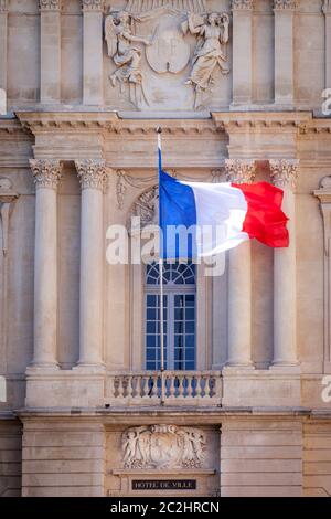 Vor dem Hotel de Ville am Place de la Republique, Arles, Provence, Frankreich, liegt eine französische Flagge Stockfoto