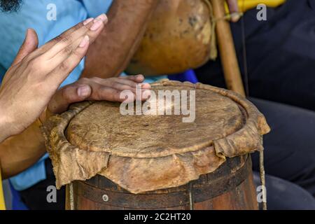 Brasilianische Frau Hände spielen ethnische Trommeln in Folk religiösen Festival Stockfoto