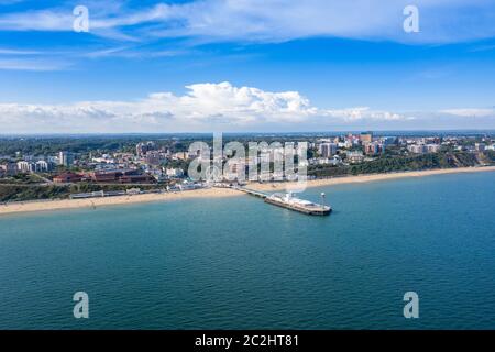 Luftdrohnenfoto des Bournemouth Beach, Observation Wheel und Pier an einem schönen sonnigen Sommertag mit vielen Menschen entspannen und sonnen o Stockfoto