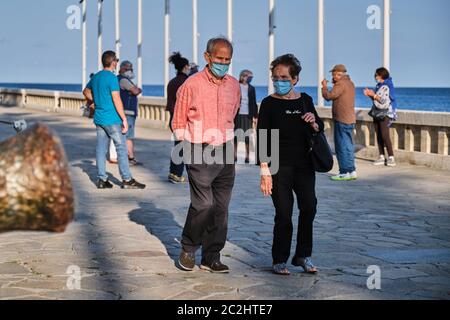 Altes Paar, das mit Schutzmaske läuft covid-19. Ältere Männer und Frauen mit Gesichtsmaske Coronavirus in Quarantäne. Ältere Menschen, die Sicherheit der Familie. Stockfoto