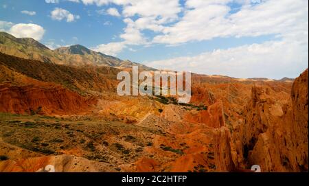 Panorama der Skazka aka Fairytale Canyon, Issyk-Kul, Kirgistan Stockfoto