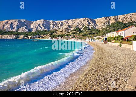 Baska. Idyllischer Kiesstrand mit hohen Wellen in der Stadt von Baska, Insel Krk in der Kvarner Bucht von Kroatien Stockfoto