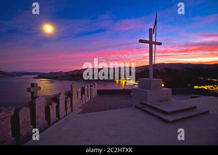 Baska auf der Insel Krk. Am Abend Blick auf die Bucht aus dem Friedhof über der Stadt von Baska. Insel Krk in Kroatien Stockfoto