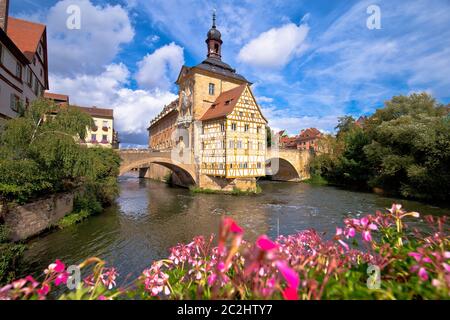 Bamberg. Malerische Ansicht des Alten Rathauses von Bamberg (Altes Rathaus) mit zwei Brücken über die Regnitz, Bayern Region in Deutschland Stockfoto