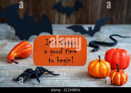 Orange Label mit Englisch Alwayas Zitat Es ist eine gute Zeit, um zu beginnen. Scary Halloween Dekoration wie Bat, Schlange und Spider Stockfoto