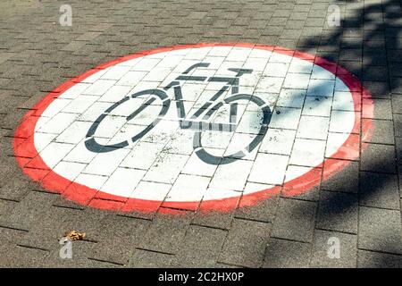 Radfahren verboten Schild auf dem Bürgersteig im Detail Stockfoto