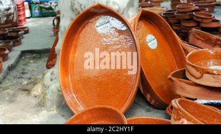 Tontöpfe zum Braten auf dem Boden auf einem Töpfermarkt in Zamora platziert. Stockfoto