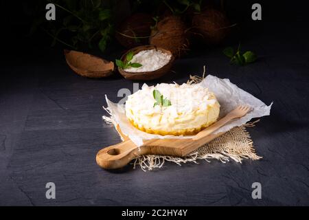 Ein einfacher Quark-Kokosnuss-Kuchen aus der Zinn Stockfoto