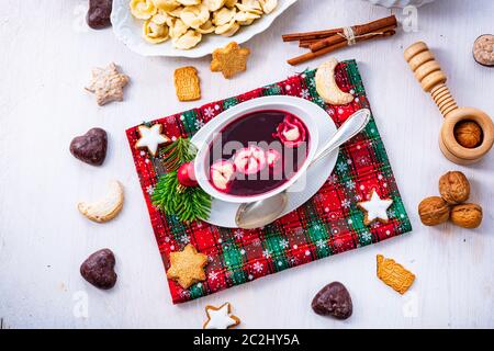 Barszcz (rote Beetwurzelsuppe) mit kleiner Pierogi Stockfoto