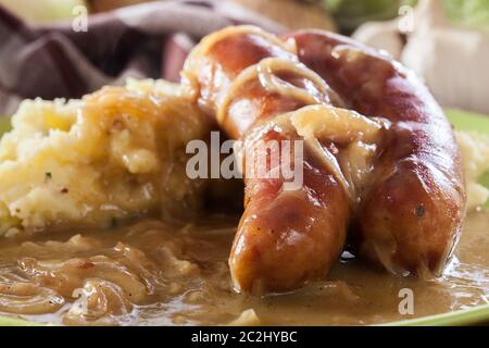 Würstchen mit Kartoffelbrei. Gebackene Wurst im Onion gravy mit Kartoffelpüree serviert. Stockfoto