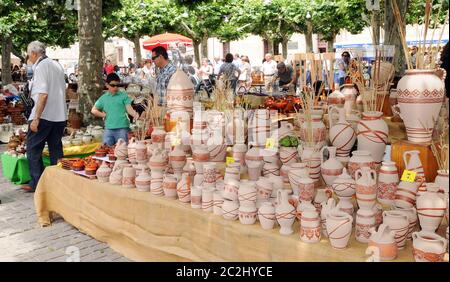 Ton verzierte Gefäße zum Verkauf an einem Handwerksstand auf einem Töpfermarkt in Zamora. Stockfoto