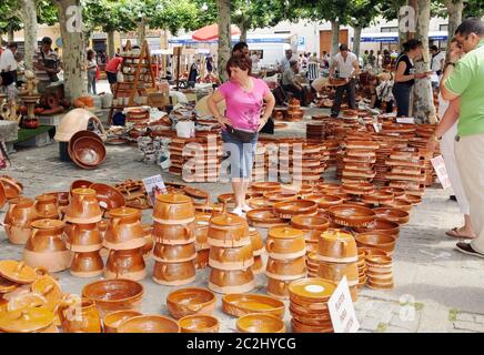 Tontöpfe auf dem Boden um einen Verkäufer auf einem Töpfermarkt in Zamora platziert. Stockfoto