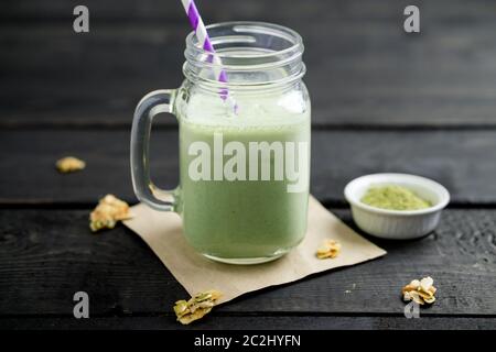 Smoothie aus gepudertem grünem Tee (auch Matcha genannt). Dieser grüne Smoothie ist nicht nur köstlich, sondern auch voller Antioxidantien Stockfoto