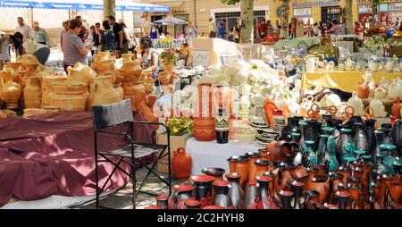 Farbige Keramikgefäße auf einer traditionellen Keramikmesse in der Touristenstadt Zamora. Stockfoto