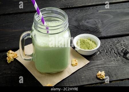 Smoothie aus gepudertem grünem Tee (auch Matcha genannt). Dieser grüne Smoothie ist nicht nur köstlich, sondern auch voller Antioxidantien. Stockfoto